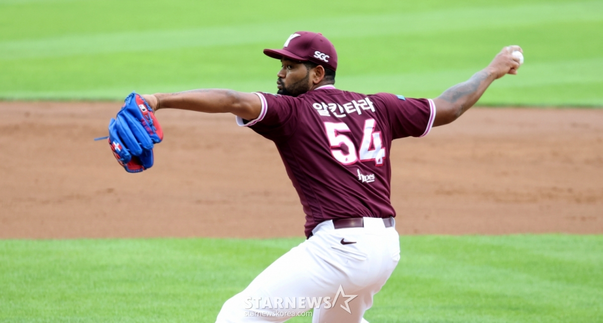 Kiwoom right-hander Raul Alcantara is seen pitching as the starter in the 2026 KBO League game between the Doosan Bears and Kiwoom Heroes at Jamsil Stadium on the 7th. 2026.06.07. /Photo=Kang Young-jo cameratalks@