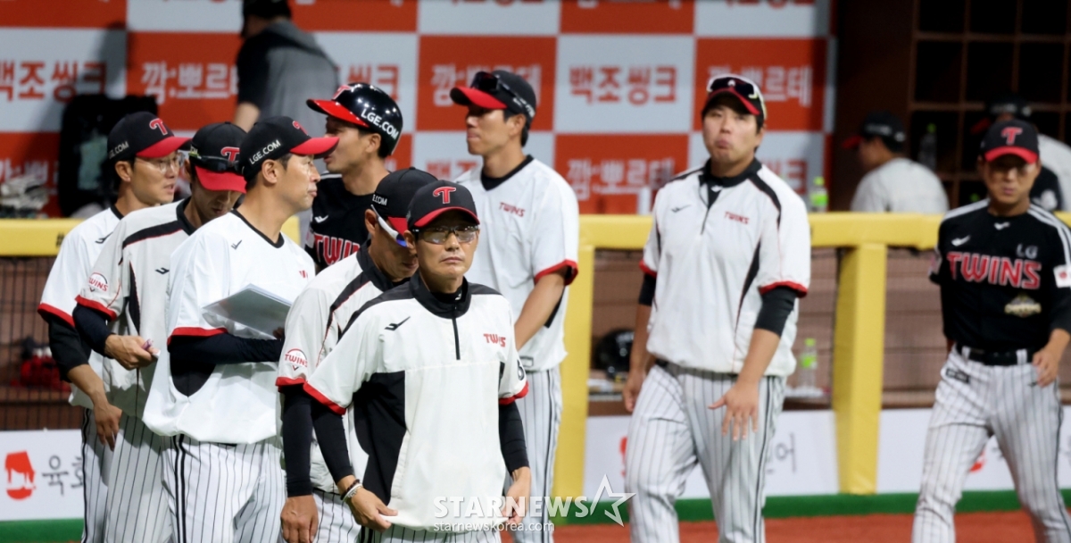ヨム·ギョンヨプ監督が選手たちを待っている。 2026.07.01./写真=カン·ヨンジョ cameratalks@