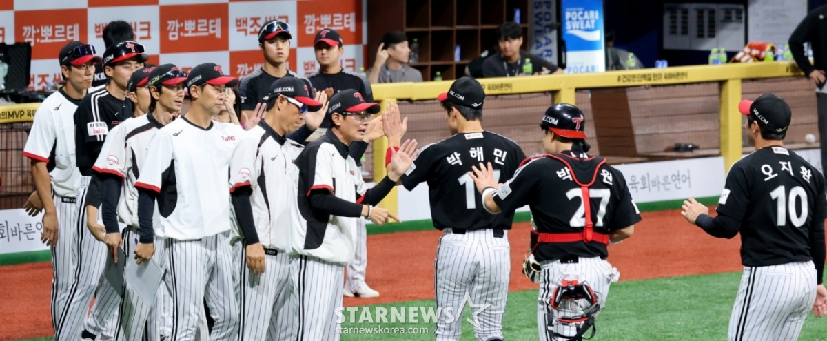 2本塁打のオースティンと代打決勝打の主人公チョン·ソンホ、抑えのソン·ジュヨンがヨム監督とハイタッチを交わしている。 2026.07.01./写真=カン·ヨンジョ cameratalks@
