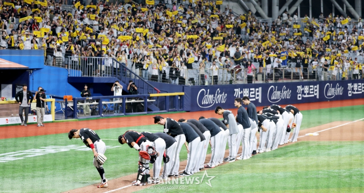 LGのヨム·ギョンヨプ監督と選手たちが1日、高尺スカイドームで開かれる2026KBOリーグのキウムヒーローズとLGツインズの試合で10-4で勝利した後、お祝いしている。 2026.07.01./写真=カン·ヨンジョ cameratalks@