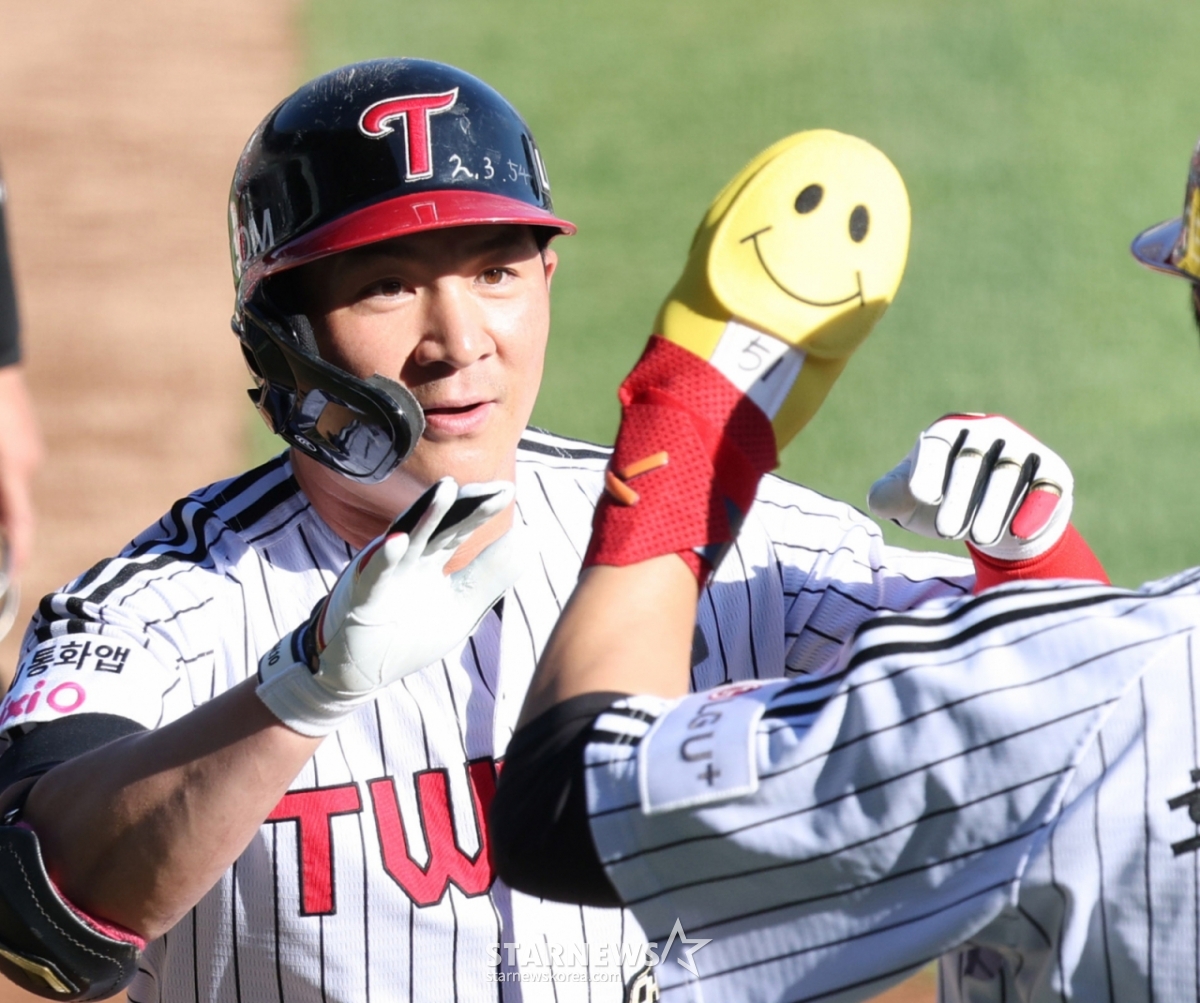 Oh Ji-hwan, người đã khởi động hai cú home run liên tiếp, lại cắm cờ lên đỉnh. Jim Silo West Austin đã giành vị trí số 1 với tư cách là một người solo. LG, đội đã giành chiến thắng lớn 12-2 trước KIA vào ngày hôm trước, đã giành chiến thắng 3-1 và vươn lên vị trí số 1 độc lập với 31 trận thắng và 20 trận thua. Song Seung-gi, người bắt đầu từ LG, đã rơi nước mắt vì xúc động sau khi chiến đấu với 5 hiệp với 4 cú đánh, 4 cú strikeout và 4 cú strikeout mà không mất điểm nào. Cú đánh bóng đã nổ ra từ hiệp đầu tiên. Oh Ji-hwan đã đánh bại KIA Oller, người đang giành được sáu chiến thắng, bằng một cú đúp trước. Vào cuối hiệp 3, Austin đã tấn công cầu trượt thứ 7 (138,1km) của Oller trong một võ sĩ và vẽ một vòm solo vượt qua hàng rào bên trái. LG đã tận hưởng niềm vui khi giành lại vị trí số 1 sau khi đưa cầu thủ mới Son Joo Young lên gò đất vào đầu hiệp 9. /Ảnh = Kim Jin Kyung Kim. Jin Kyung@