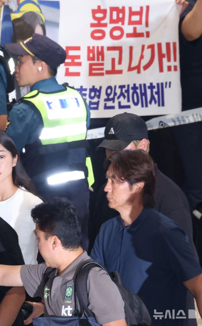 洪明甫(ホン·ミョンボ、右)監督が先月29日、仁川(インチョン)国際空港第2ターミナルから帰国している。 /写真=ニューシス