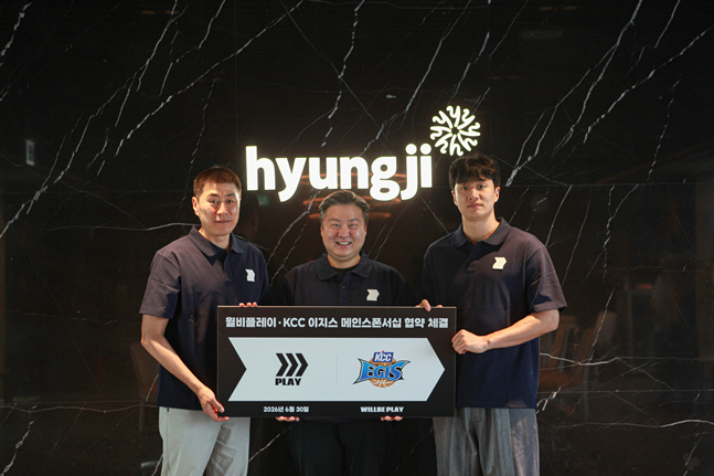 イ·サンミン監督(左)とホ·ウン監督(右)。 /写真=釜山KCC