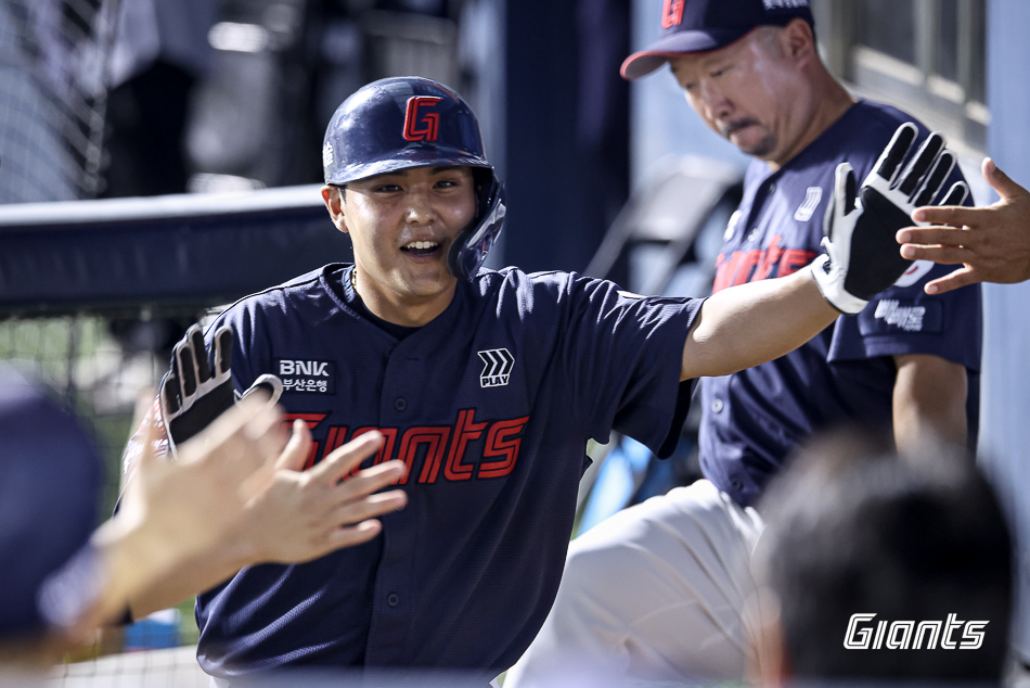 A game between the Lotte Giants and Doosan Bears held at Jamsil Stadium on the 1st. Lotte's Park Jae-yeop in action. /Photo=Lotte Giants