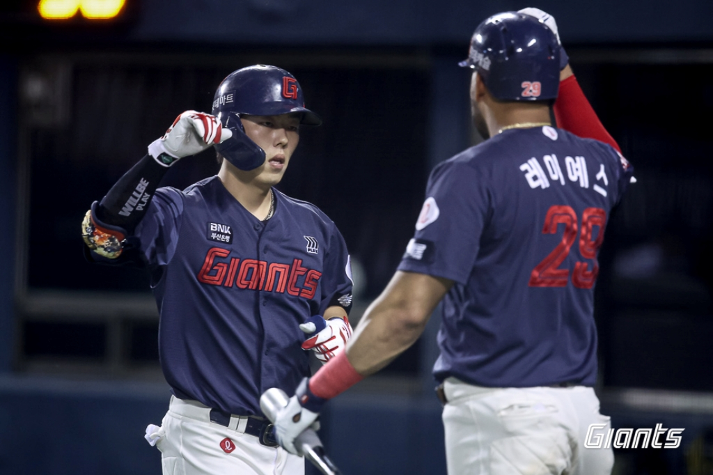 A game between the Lotte Giants and Doosan Bears held at Jamsil Stadium on the 1st. Lotte's Go Seung-min (left) in action. /Photo=Lotte Giants