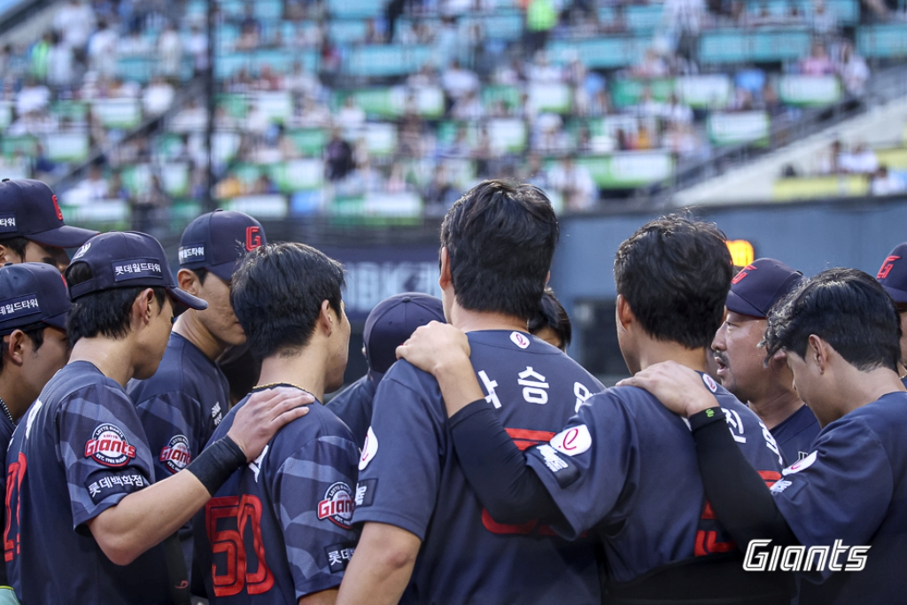 A game between the Lotte Giants and Doosan Bears held at Jamsil Stadium on the 1st. The Lotte team in action. /Photo=Lotte Giants