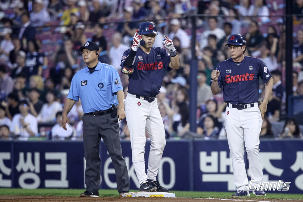 A game between the Lotte Giants and Doosan Bears held at Jamsil Stadium on the 1st. Lotte's Go Seung-min (center) in action. /Photo=Lotte Giants