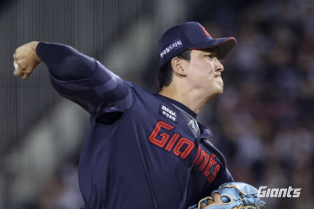 A game between the Lotte Giants and Doosan Bears held at Jamsil Stadium on the 1st. Lotte's Kim Won-joong in action. /Photo=Lotte Giants