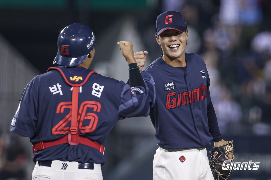 At the game between Lotte Giants and Doosan Bears held on the 1st at Jamsil Stadium. A shot of Lotte's Iimura Shota (right). /Photo=Lotte Giants
