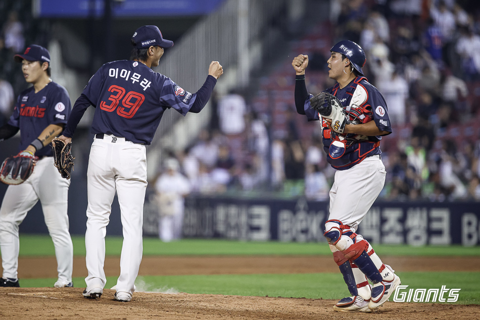 At the game between Lotte Giants and Doosan Bears held on the 1st at Jamsil Stadium. A shot of Lotte's Iimura Shota and Park Jae-yeop (right). /Photo=Lotte Giants