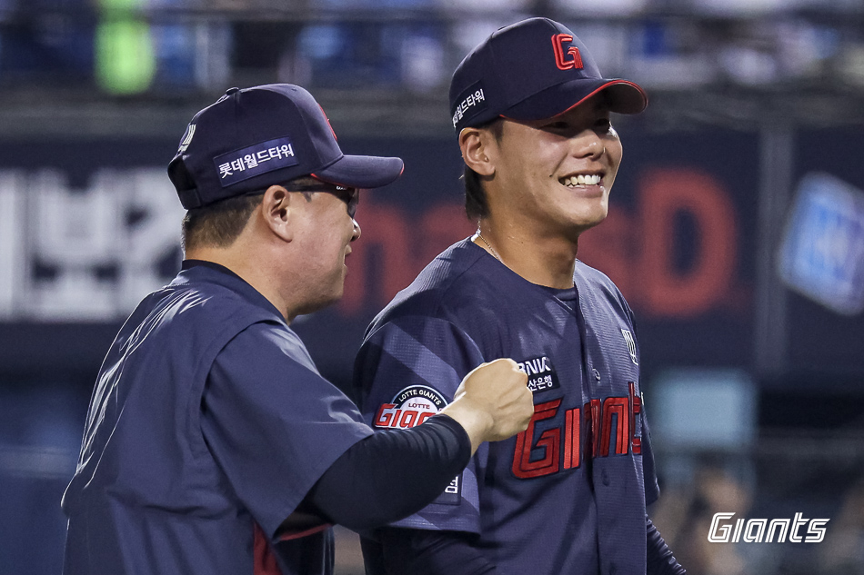 At the game between Lotte Giants and Doosan Bears held on the 1st at Jamsil Stadium. A shot of Lotte manager Kim Tae-hyung (left) and Iimura. /Photo=Lotte Giants