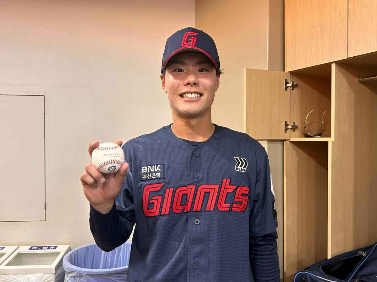 At the game between Lotte Giants and Doosan Bears held on the 1st at Jamsil Stadium. A shot of Lotte's Iimura Shota. /Photo=Lotte Giants