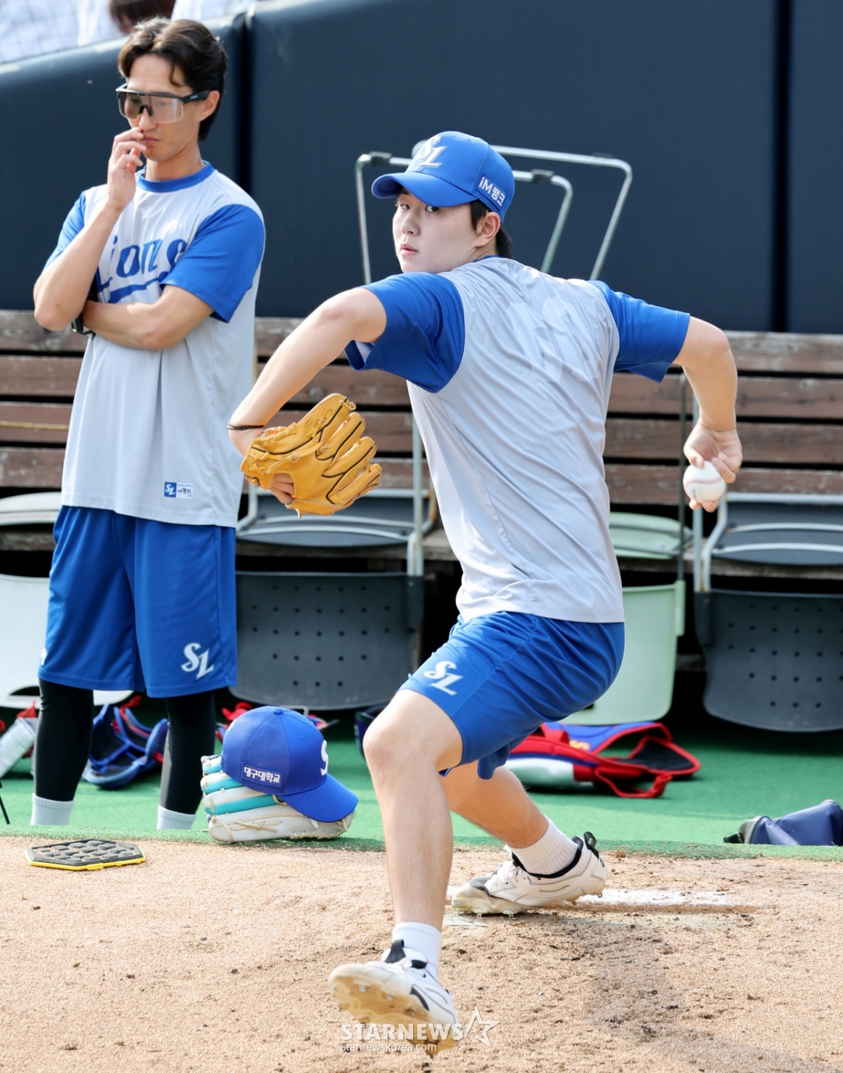 El lanzador diestro de los Samsung Lions, Jang Chan-hee, realiza lanzamientos en el bullpen antes del partido de la Liga KBO 2026 entre los Samsung Lions y los KT Wiz, que se celebrará el día 9 en el parque Suwon KT Wiz. Jang Chan-hee, nacido en 2007, registra en esta temporada 4 victorias y 2 derrotas con una efectividad de 3,70. 2026.06.09. /foto=reportero sénior Kang Young-jo cameratalks@