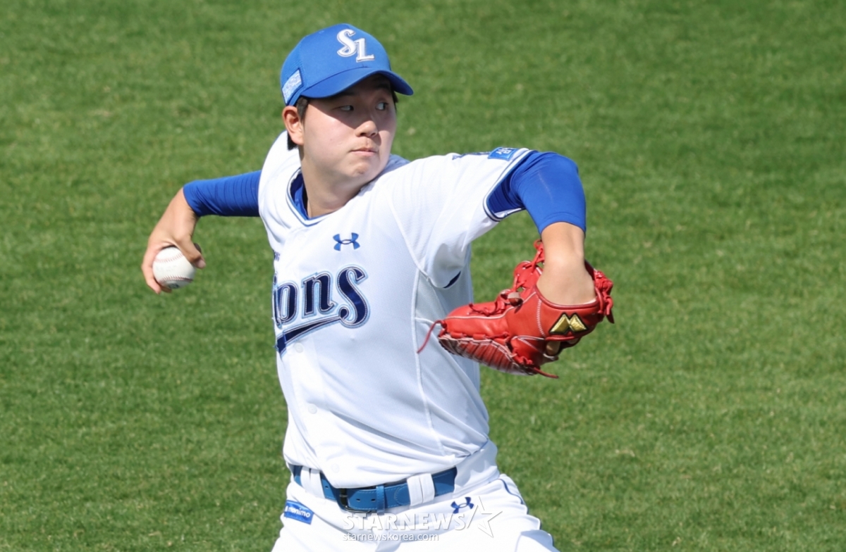 Los Leones de Samsung llevaron a cabo su campamento de primavera el día 22 en el Aka Ball Park Onna-son, Okinawa, Japón. Jang Chan-hee realiza un entrenamiento de lanzamiento. /Foto=corresponsal jefe Kim Jin-kyung