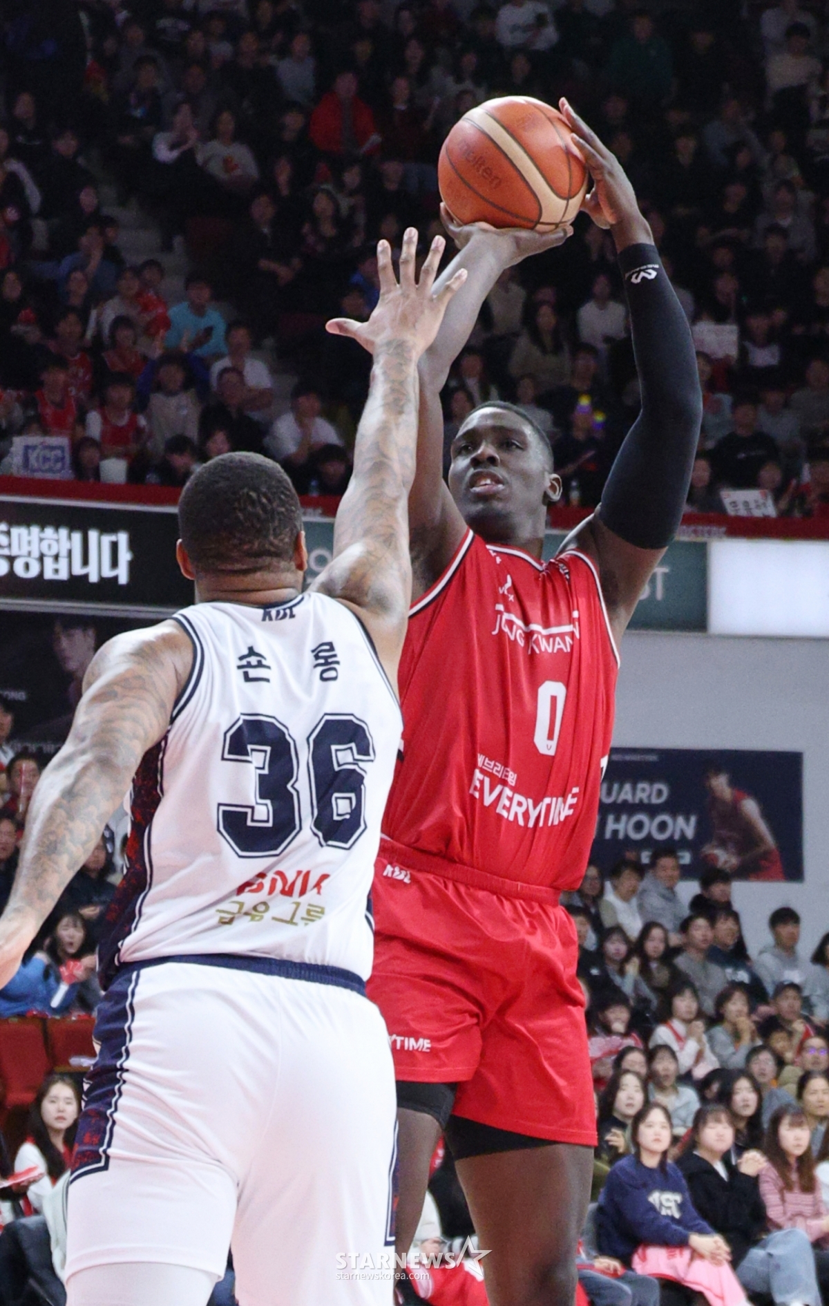 The 2025-2026 LG Electronics Pro Basketball Anyang Jung Kwan Jang vs. Busan KCC game was held on the 7th at Jung Kwan Jang Arena in Anyang, Gyeonggi Province. Jung Kwan Jang's Obrient is making a shot under the basket, surpassing KCC's Sean Long. /Photo=Kim Jin-kyung kim.jinkyung@