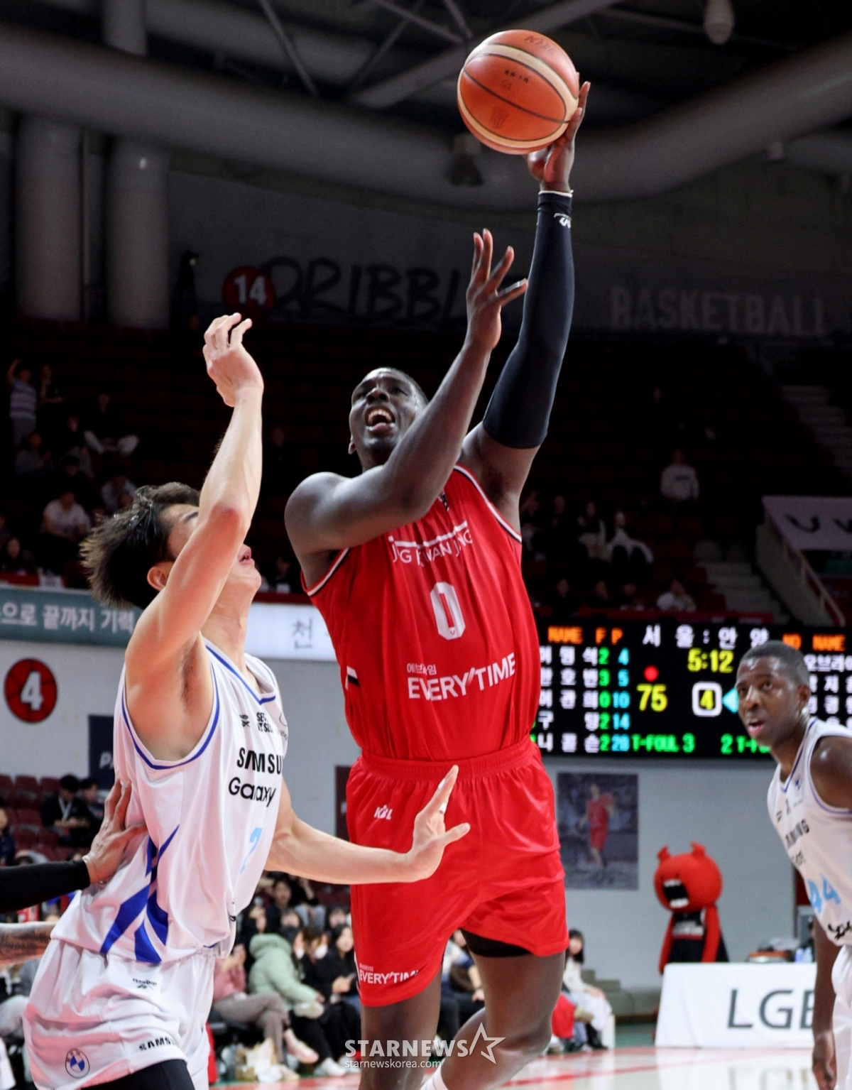 Jung Kwan Jang's Obrient attempts a shot under the basket during the 2025-2026 LG Electronics Pro Basketball game between Jung Kwan Jang and Samsung held at Anyang Gymnasium on the 29th. 2026.01.29. /Photo=Kang Young-jo cameratalks@