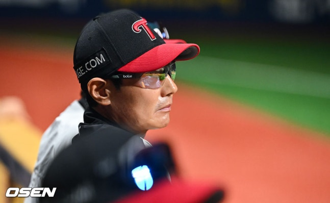 試合を見守っているヨム·ギョンヨプ監督。