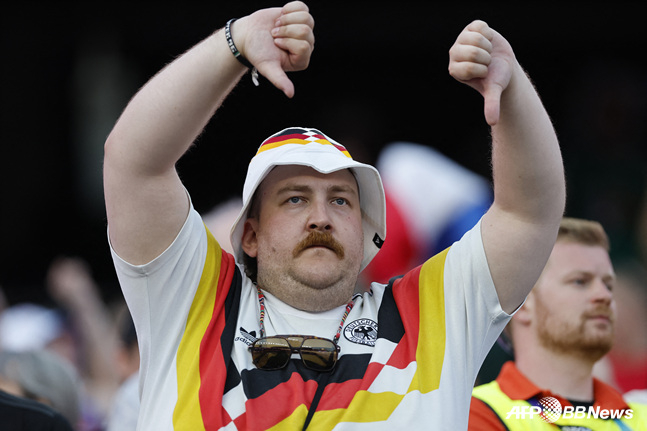 A soccer fan angry over Germany's elimination from the Round of 32. /AFPBBNews=NEWS1