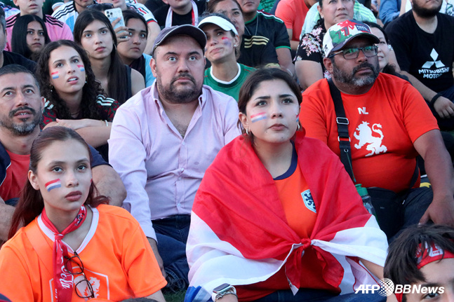 Soccer fans watching the Netherlands' defeat with dark expressions. /AFPBBNews=NEWS1