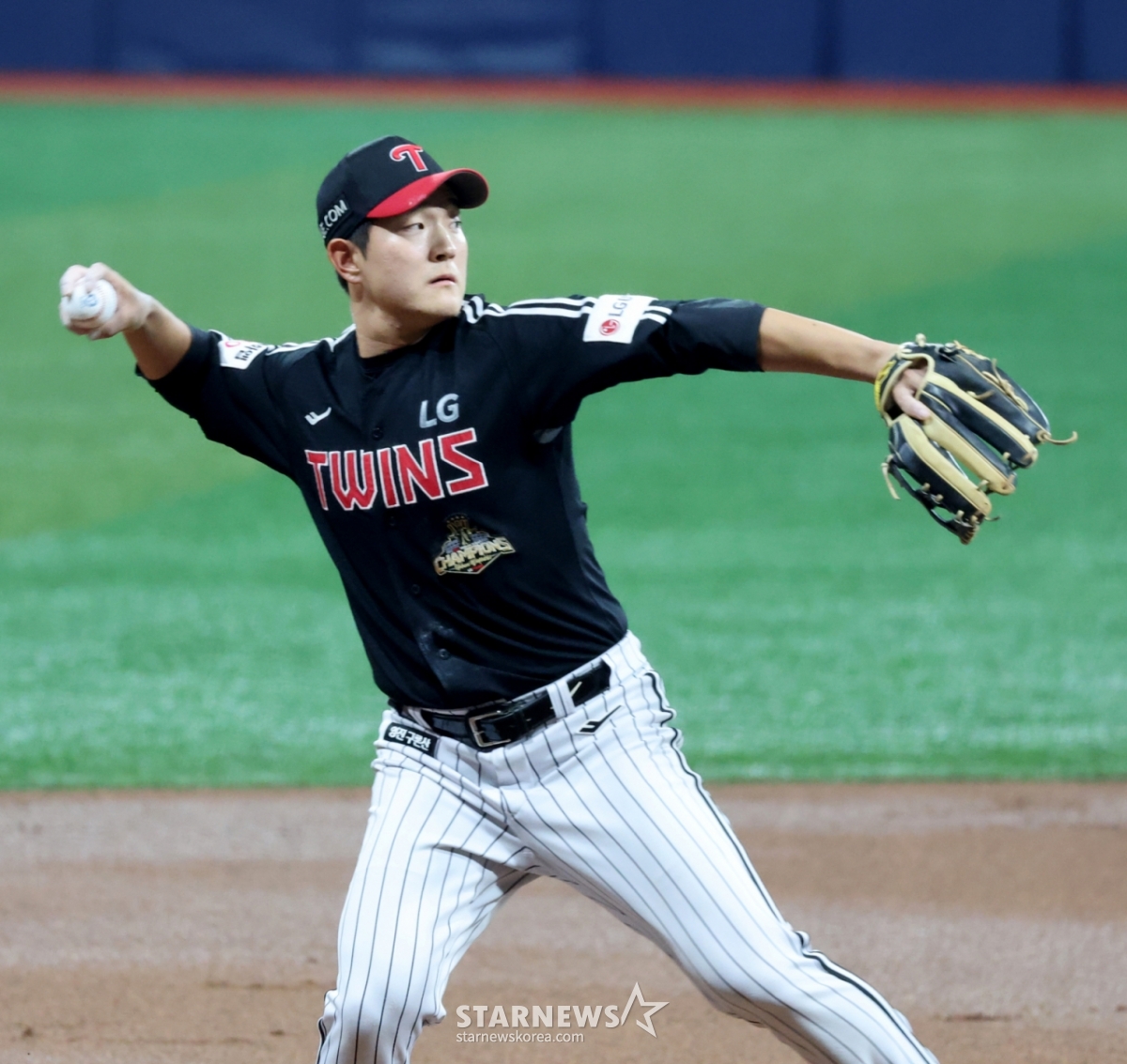 LG third baseman Moon Jung-bin fields a grounder from Kiwoom's third batter An Chi-hong in the bottom of the first inning during the 2026 KBO League Kiwoom Heroes vs. LG Twins game held at Gocheok Sky Dome on the 1st, then throws to first base. 2026.07.01. /Photo=Senior reporter Kang Young-jo cameratalks@