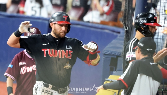 Austin is seen heading back to the dugout after hitting a go-ahead two-run home run in the ninth inning. /Photo=Senior reporter Kang Young-jo