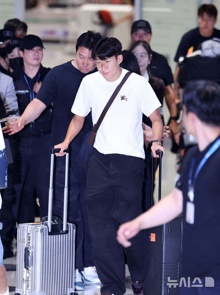 Son Heung-min (center) arriving through Incheon International Airport on the 1st. /Photo=NEWSIS