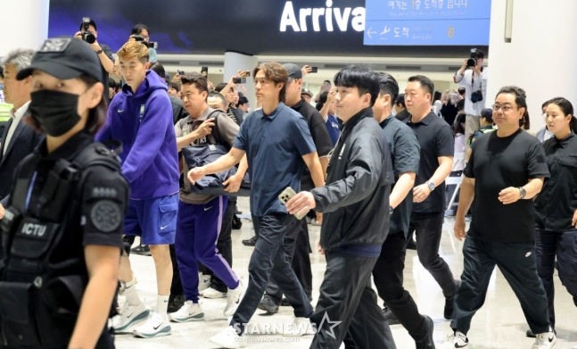 Former coach Hong Myung-bo returning home. /Photo=Senior reporter Kang Young-jo.