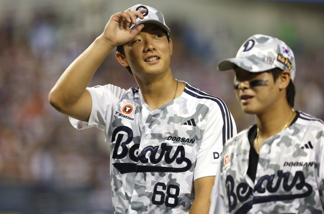 Choi Min Seok (trái) của Doosan dẫn dắt và mỉm cười trước Lotte Jamsil vào ngày 30 tháng 6. /Ảnh = Doosan Bears cung cấp
