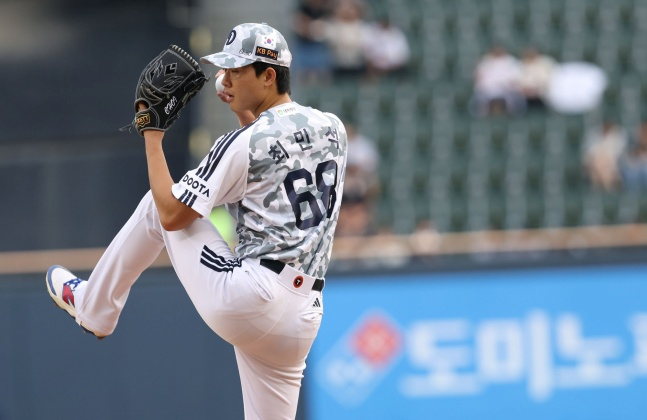 Choi Min-seok (trái) của Doosan đã ném bóng ngược lại trong trận đấu với Lotte Jamsil vào ngày 30 tháng 6. /Ảnh = Doosan Bears cung cấp