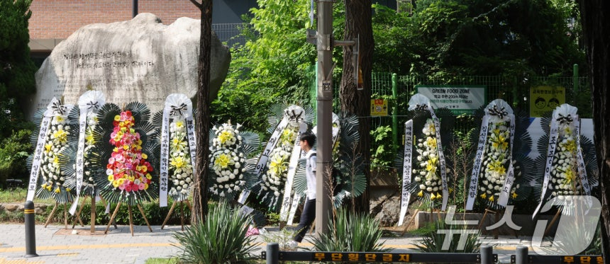 "Condolence wreaths were placed in front of the main gate of Baejae High School in Gangdong-gu, Seoul, on the afternoon of the 1st. This was to criticize the mocking cheer that Baejae High School baseball players directed at Gwangju Jeil High School students. /Photo=NEWS1