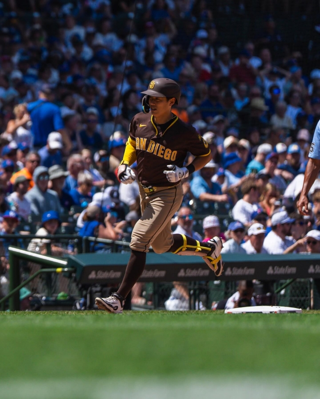 San Diego Padres' Song Sung-moon rounds the bases after hitting a home run in the bottom of the 5th during an away game against the Chicago Cubs at Wrigley Field in Chicago, Illinois, USA, on the 2nd. /Photo=San Diego Padres official SNS