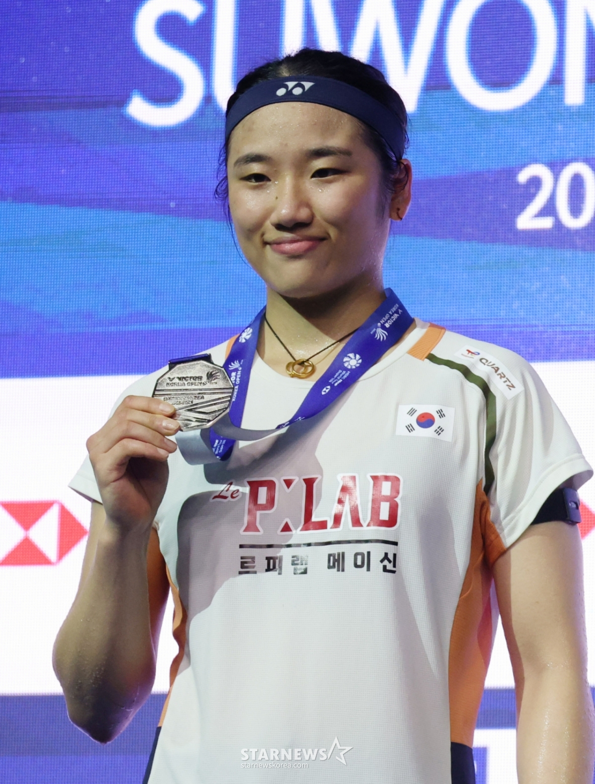 '2025 Suwon Victor Korea Open Badminton Championships (Super 500)' was held on the 24th at Suwon Indoor Gymnasium. After losing 0-2 to Akane Yamaguchi of Japan in the women's singles final, An Se-young took the runner-up position and posed on the podium. /Photo=Kim Jin-kyung kim.jinkyung@