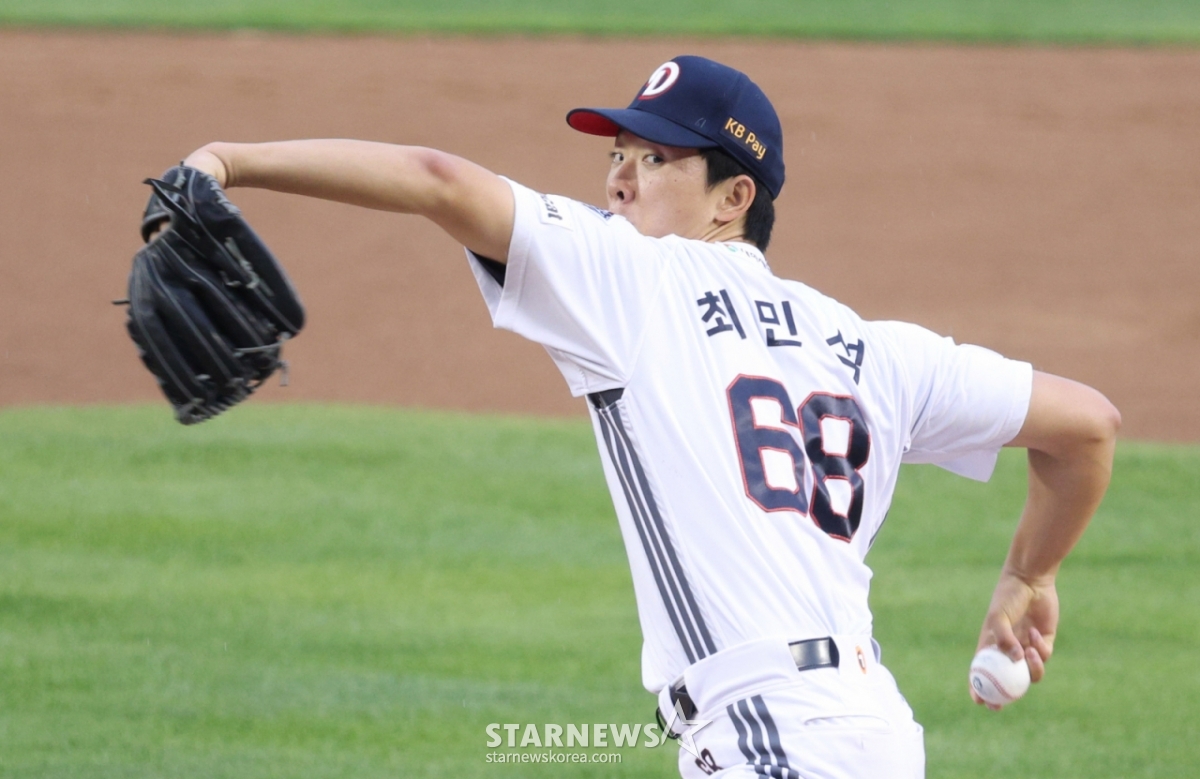 Doosan's Min-seok Choi pitches during a home game against KT Wiz on May 26. /Photo=Chief correspondent Kim Jin-kyung