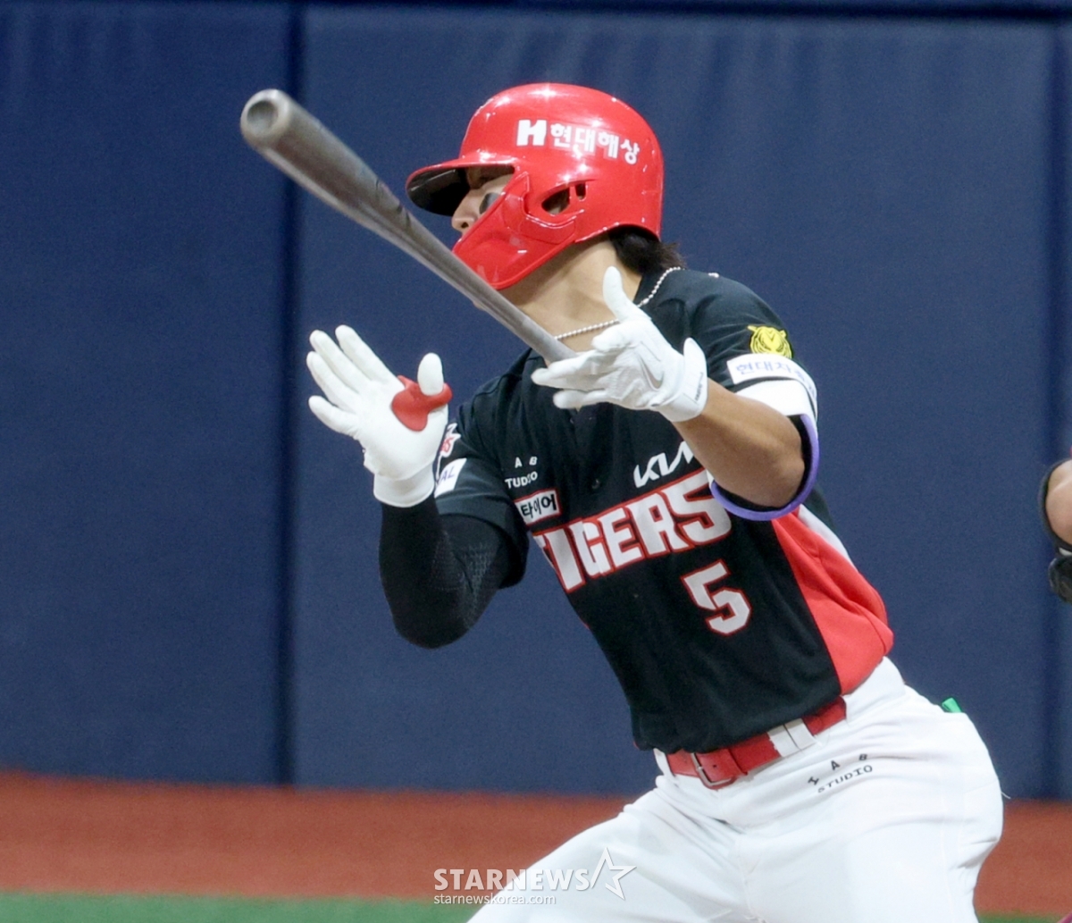 KIA's Do-young Kim hits a ground ball single to center field in the bottom of the third inning with one out and a runner on first during a game against Kiwoom Heroes on May 28. /Photo=Chief correspondent Kim Jin-kyung