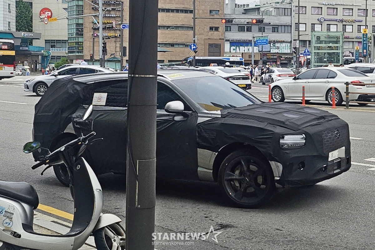 Genesis GV80 Camouflaged Vehicle /Photo=Reporter Kim Kyung-soo