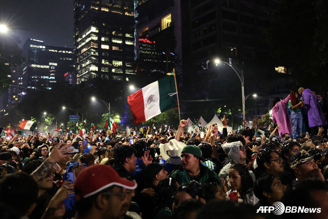 Crowds gathered in Mexico City. /AFPBBNews=NEWS1
