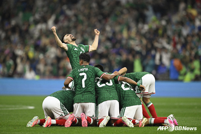The Mexican national team celebrating their advancement to the Round of 16. /AFPBBNews=NEWS1
