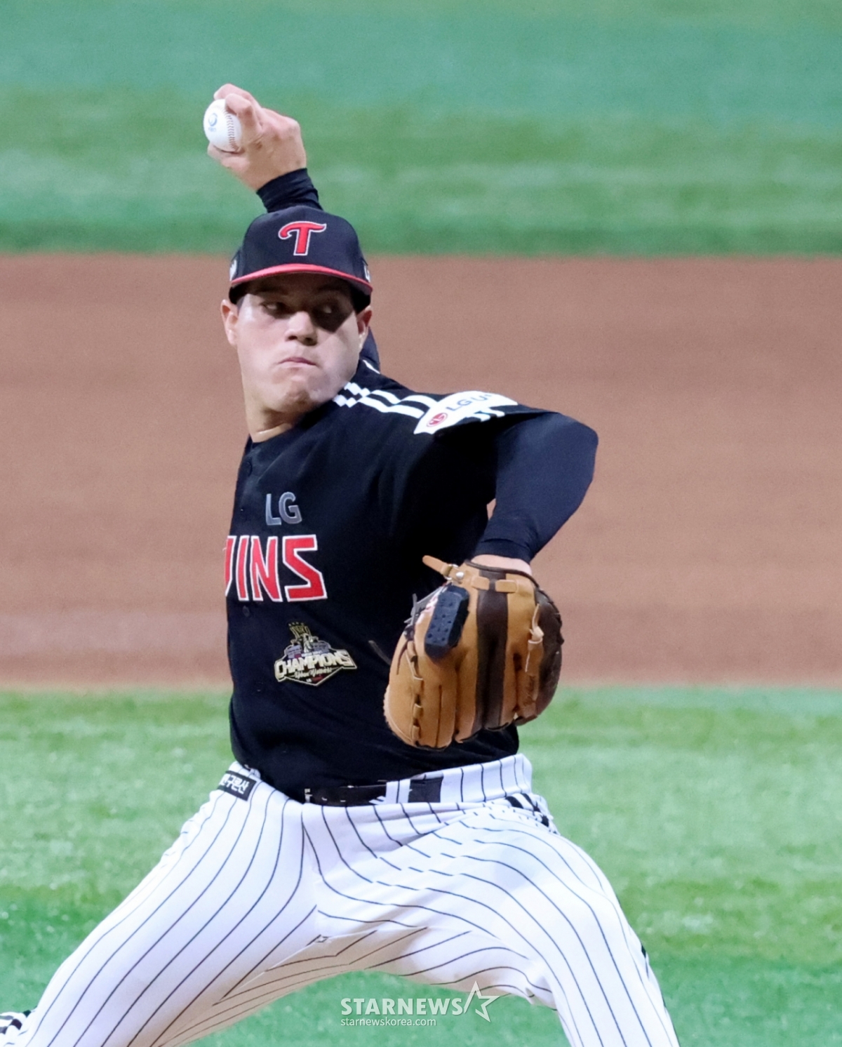 LG fireballer Rios looks disappointed after allowing an equalizing run in the bottom of the 6th inning during the 2026 KBO League Kiwoom Heroes vs. LG Twins game held at Gocheok Sky Dome on July 1, 2026. /Photo=Senior reporter Kang Young-jo cameratalks@