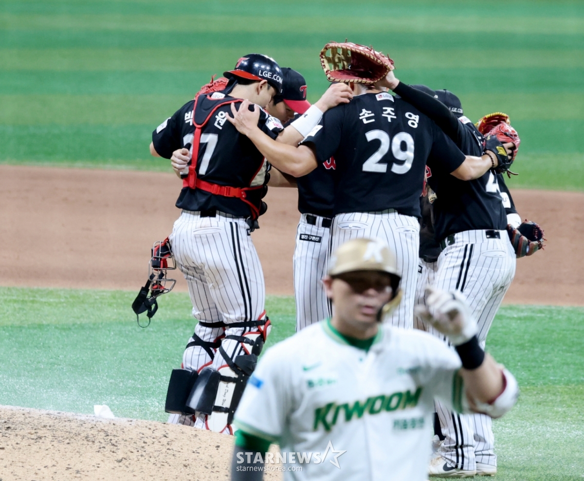 LG manager Yeom Kyung-yeop and his players celebrate after defeating the Kiwoom Heroes 10-4 in their 2026 KBO League match at Gocheok Sky Dome on July 1, 2026. Austin hit two home runs, while pinch-hitter Cheon Seong-ho delivered the game-winning hit. Closer Son Ju-young shares a moment with manager Yeom and Haifa Eve. /Photo=Senior reporter Kang Young-jo cameratalks@