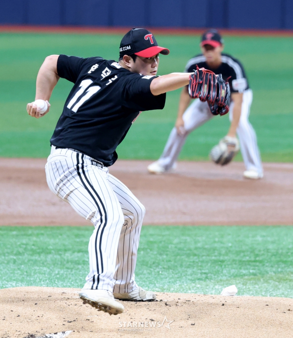 LG left-handed pitcher Ham Deok-ju starts and pitches effectively during the 2026 KBO League Kiwoom Heroes vs. LG Twins game at Gocheok Sky Dome on July 1, 2026. Kiwoom started with Alcantara as their pitcher. /Photo=Senior reporter Kang Young-jo cameratalks@
