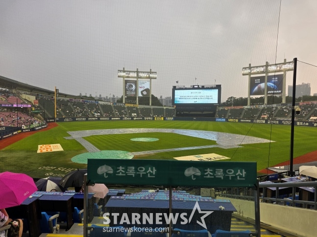 2日,蚕室斗山队与乐天队的比赛即将举行,蚕室棒球场因下雨而湿透。 =照片=金东润。
