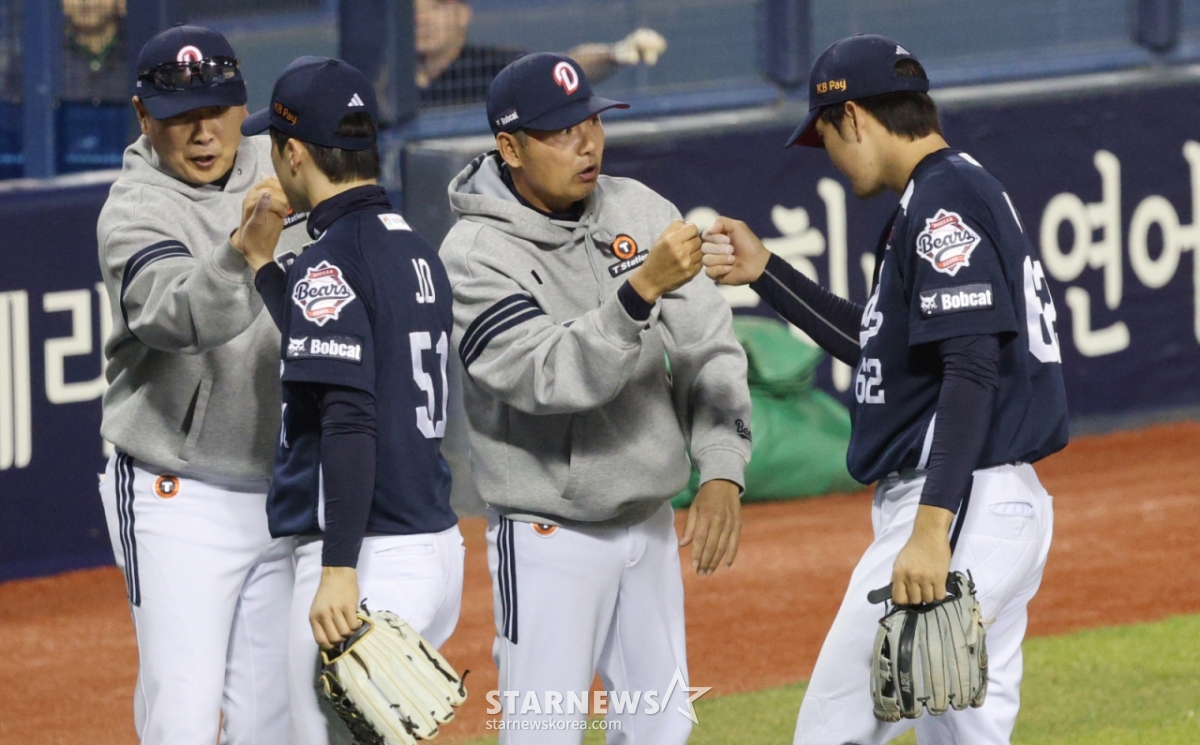 The 2026 Shinhan SOL KBO League match between LG Twins and Doosan Bears took place on May 7 at Seoul Jamsil Baseball Stadium. After Doosan players secured a 3-2 victory over LG, manager Kim Won-hyung was seen celebrating with them. /Photo=Chief correspondent Kim Jin-kyung