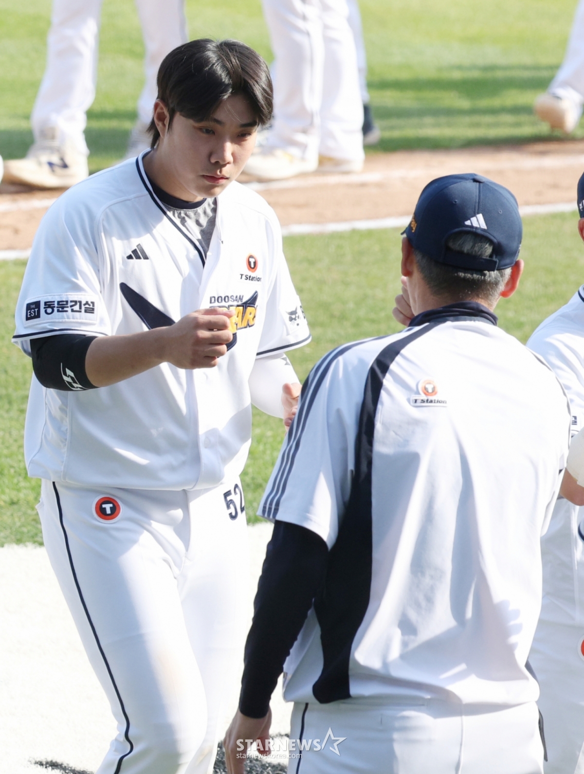 The 2026 Shinhan SOL KBO League match between Doosan Bears and SSG Landers took place on May 10 at Seoul Jamsil Baseball Stadium. After Doosan players secured a 3-1 victory over SSG, manager Kim Won-hyung was seen celebrating with them, including Park Jun-soon. /Photo=Chief correspondent Kim Jin-kyung
