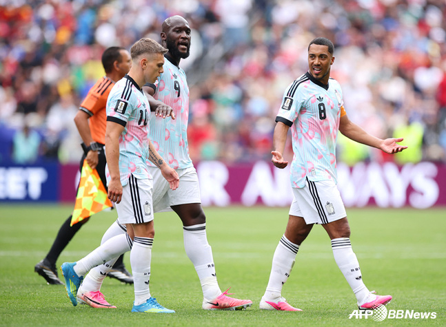 Leandro Trossard (a la izquierda) y Youri Tielemans (a la derecha) de Bélgica discuten acaloradamente mientras Romelu Lukaku (en el centro) intenta calmarlos. /AFPBBNews=NEWS1