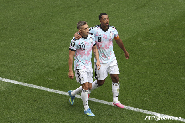 Leandro Trossard (izquierda) y Youri Tielemans celebran juntos tras marcar el gol del empate. /AFPBBNews=NEWS1