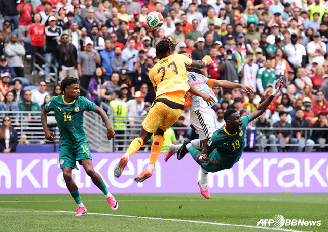 Escena del gol de empate de Youri Tielemans. /AFPBBNews=NEWS1