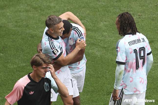 Leandro Trossard (izquierda) y Youri Tielemans se abrazan. /AFPBBNews=NEWS1