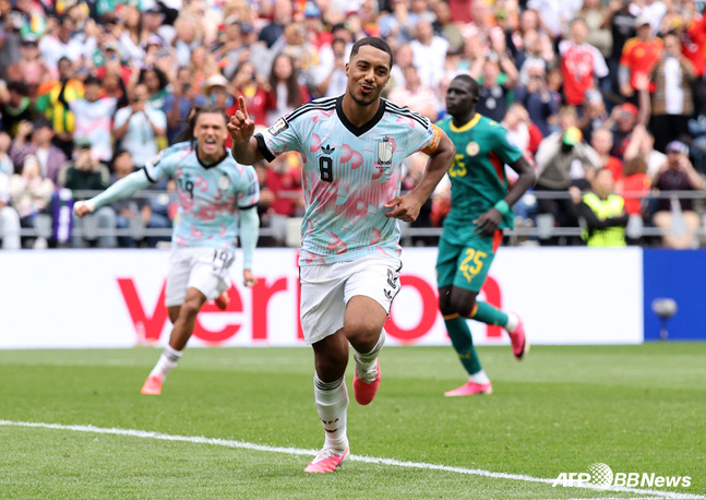 Celebración del gol de Youri Tielemans. /AFPBBNews=NEWS1