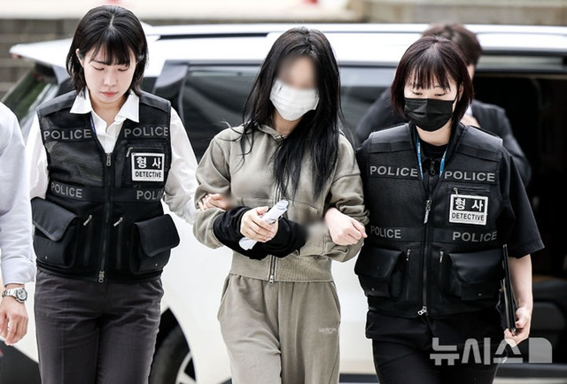 昨年、ソウル瑞草区（ソチョグ）のソウル中央地方裁判所で開かれた令状実質審査に出席した20代の女性ヤン氏。 /写真=ニューシス提供