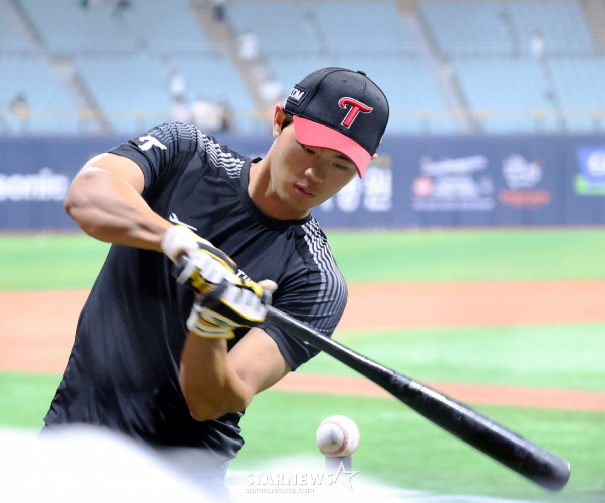 LG Lee Young Bin đang huấn luyện đánh bóng trước trận đấu giữa đội Kium Heroes và đội LG Twins tổ chức tại Gocheok Sky Dome vào ngày 2. LG Lee Young-bin đang huấn luyện đánh bóng trước trận đấu giữa đội Kium Heroes và LG Twins diễn ra tại Gocheok Sky Dome vào ngày 2. 2026.07.02. /Ảnh = Kang Young-jo cameratalks@